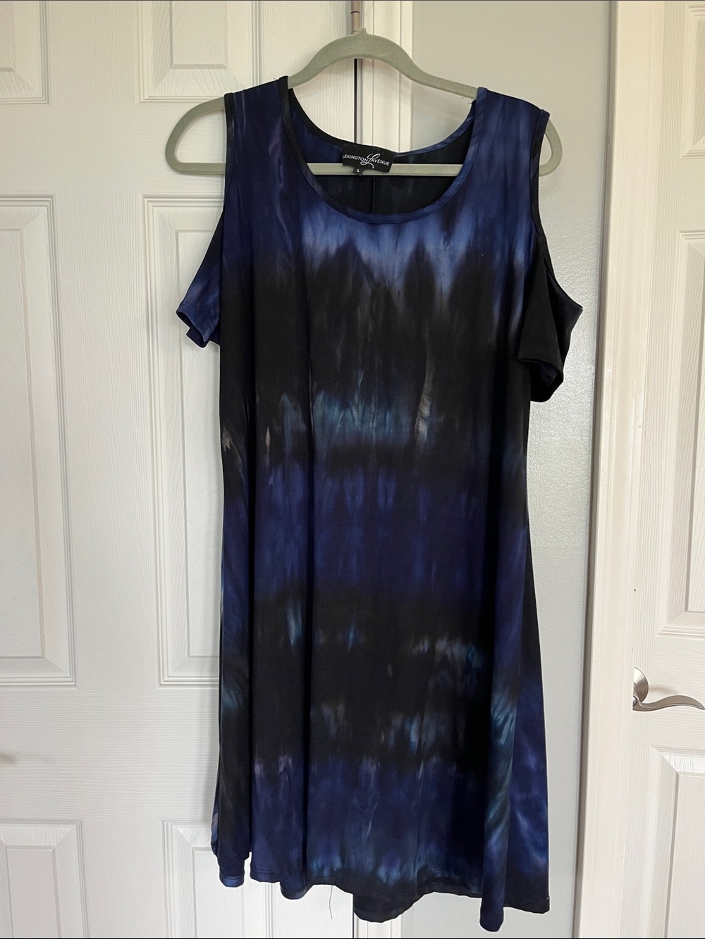 Lexington Avenue size Large Cold-Shoulder Tie-Dye Shift Dress in Navy and Black